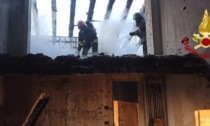 Tarzo, tetto di un cascinale in fiamme: le foto dell'intervento dei Vigili del fuoco