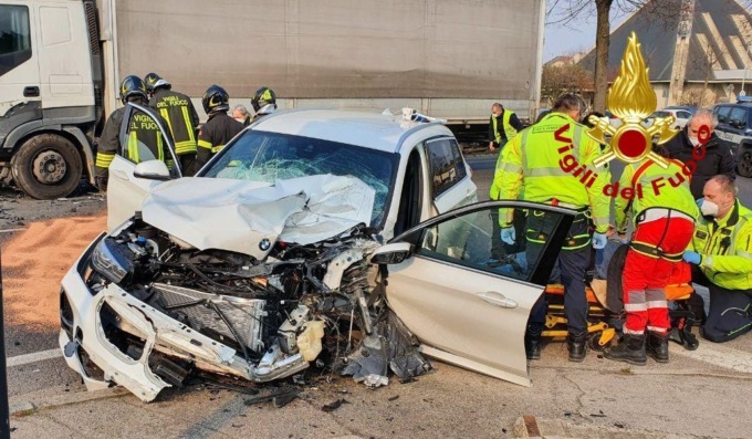 Incidente frontale a San Biagio, auto contro camion: un ferito