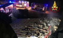 Canna fumaria del camino "appicca" l'incendio: brucia il tetto in legno di una casa
