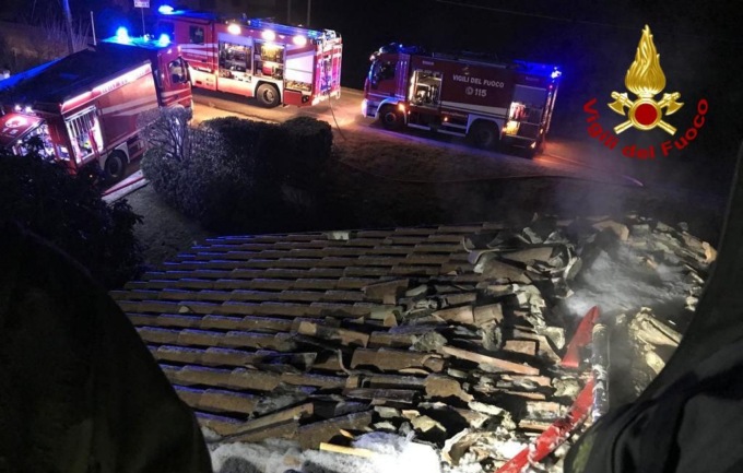 Canna fumaria del camino “appicca” l’incendio: brucia il tetto in legno di una casa