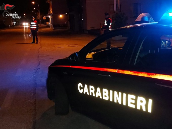 Ubriaco alla guida tenta di non fermarsi all’Alt poi si rifiuta di sottoporsi all’alcoltest: patente ritirata