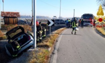 Violento frontale tra due auto: un passeggero resta incastrato tra le lamiere