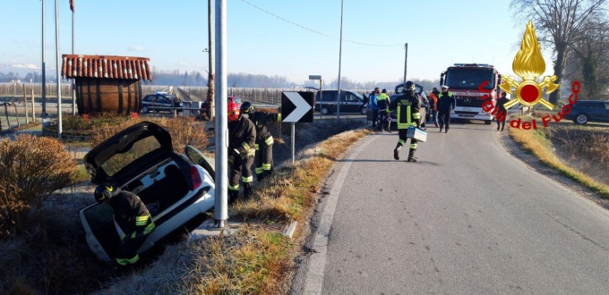Violento frontale tra due auto: un passeggero resta incastrato tra le lamiere