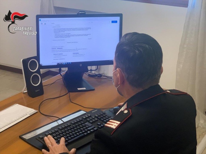 Si finge “Poste Italiane” e si fa accreditare sul conto corrente 12mila euro