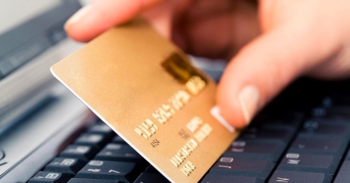 Contatta online la venditrice di un mobile, ma non lo compra e si fa pure dare da lei 2.700 euro