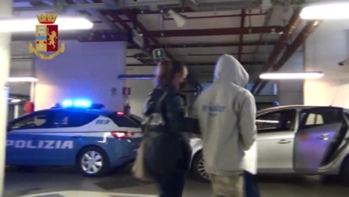 Gli anziani prelevavano allo sportello, lui arrivava alle spalle e li rapinava: 27enne arrestato