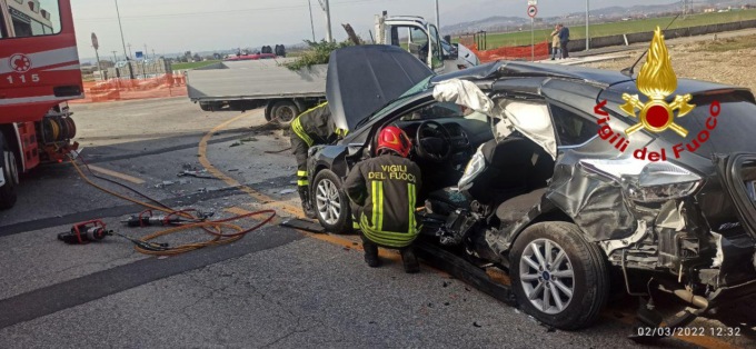Incidente tra auto e furgone a Santa Lucia di Piave: una persona resta intrappolata nell’abitacolo
