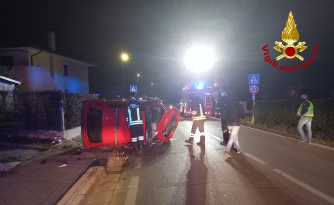 Incidente a Morgano, scontro tra tre auto: un ferito estratto dalla vettura rovesciata