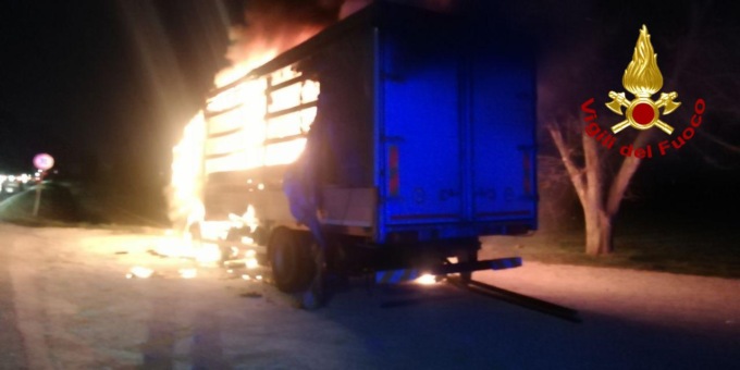 Incendio a Casale sul Sile: camion divorato dalle fiamme