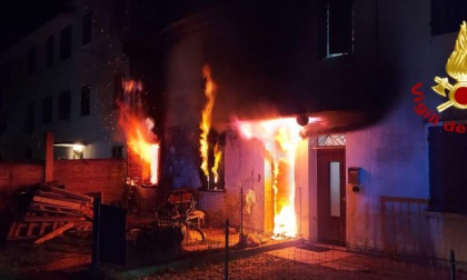Treviso, abitazione divorata dalle fiamme: 39enne intossicato trasportato all'ospedale