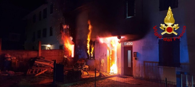 Treviso, abitazione divorata dalle fiamme: 39enne intossicato trasportato all’ospedale
