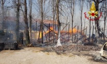Fanzolo, le foto dell'incendio che ha coinvolto una baracca e un'auto: salvo il capannone