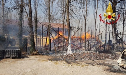 Fanzolo, le foto dell'incendio che ha coinvolto una baracca e un'auto: salvo il capannone