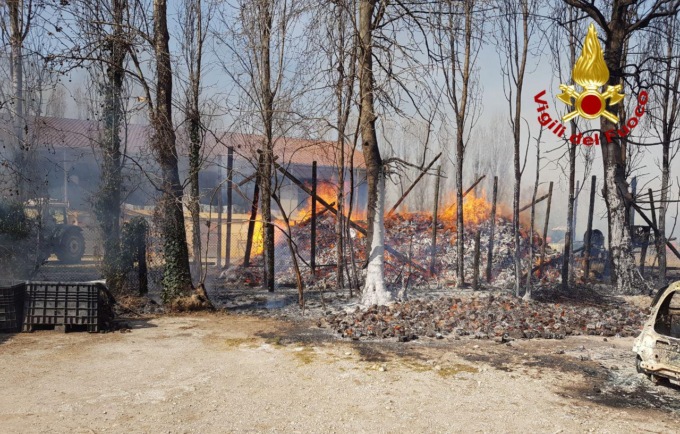 Fanzolo, le foto dell’incendio che ha coinvolto una baracca e un’auto: salvo il capannone
