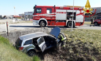 L'auto va fuori strada e si "incastra" nel fossato: un ferito