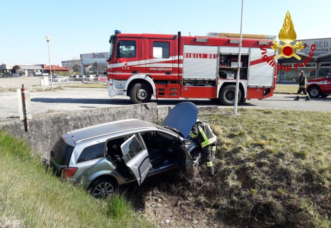 L’auto va fuori strada e si “incastra” nel fossato: un ferito