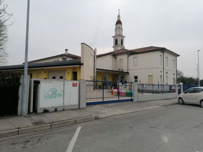 Castelfranco, hanno riempito edifici pubblici e privati di scritte con vernici spray e pennarelli: nei guai sei 20enni
