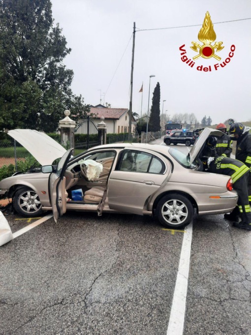 Vigili del fuoco in azione, le foto dei due incidenti a San Biagio e Mareno di Piave