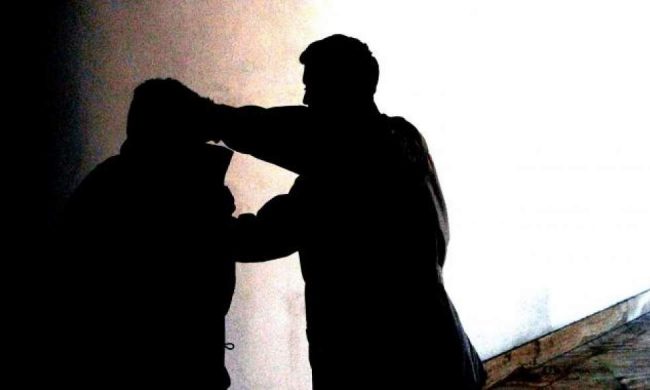 Per mesi terrorizzava la madre e i fratelli con ripetute minacce di morte e aggressioni