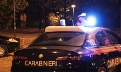 Insulta e prende a calci e pugni i Carabinieri nel tentativo di sottrarsi al controllo