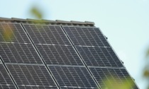 Perde l’equilibrio mentre pulisce i pannelli fotovoltaici sul tetto di casa: 52enne muore sul colpo