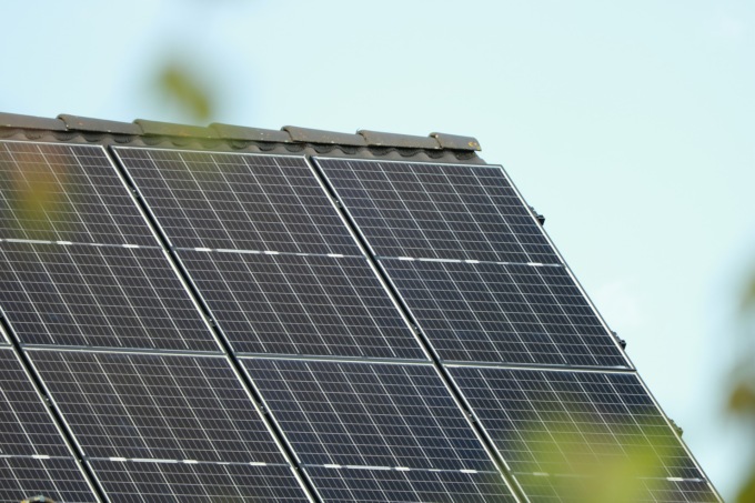 Perde l’equilibrio mentre pulisce i pannelli fotovoltaici sul tetto di casa: 52enne muore sul colpo
