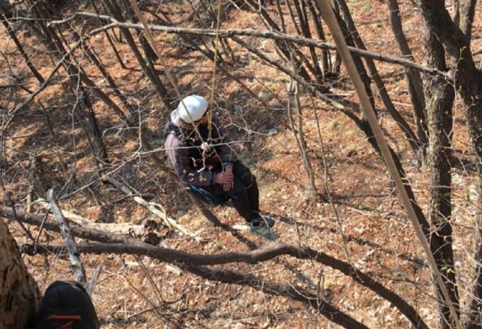Precipita con il parapendio e rimane sospeso a 8 metri da terra: salvato dal soccorso Alpino