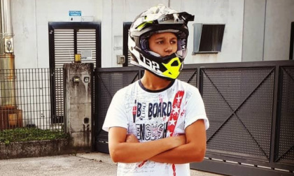 Con la moto dell’amico si schianta contro la recinzione di una casa: 17enne morto sul colpo