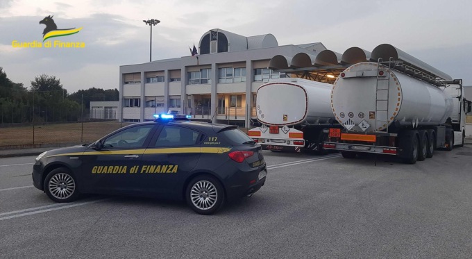 Gasolio di contrabbando con “nomi fantasiosi”: sequestrati 82mila litri e denunciate 7 persone