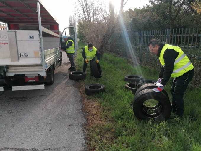 Castelfranco, le ricevute delle borse firmate abbandonate tra i rifiuti: beccati gli ecovandali