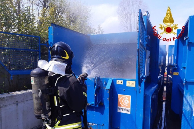 Incendio nel compattatore di cartone al Bricoman di San Fior