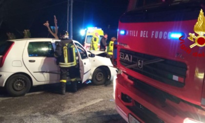 Frontale tra due auto nella notte a Paderno del Grappa: cinque feriti