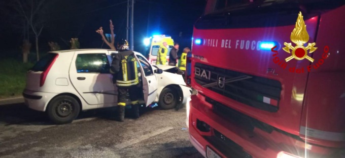 Frontale tra due auto nella notte a Paderno del Grappa: cinque feriti