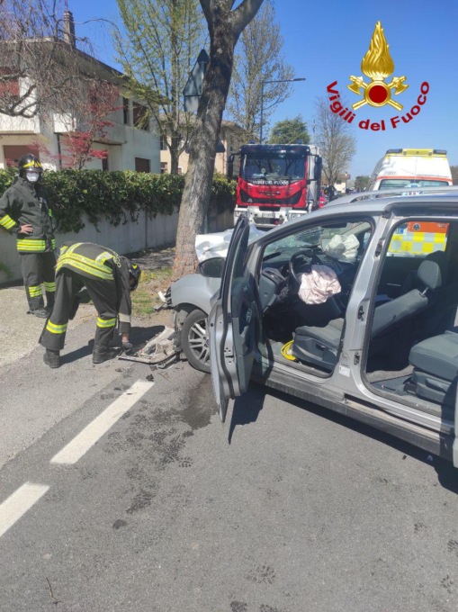 Si schianta contro un albero con l’auto e resta incastrata tra le lamiere: ferita una donna