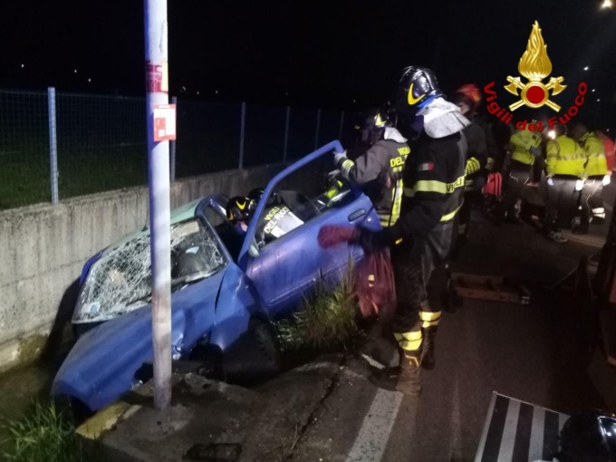 Incidente stradale a Paese, auto distrutta: un ferito