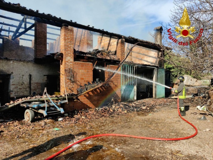 Asolo, ricovero attrezzi in fiamme: video e foto dell’intervento dei Vigili del fuoco
