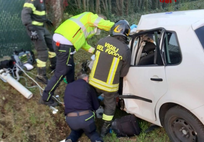 Drammatico incidente stradale tra auto e camion: due feriti gravi