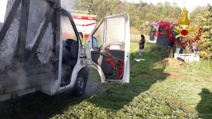 Furgone in fiamme in un terreno del campo nomadi a Montebelluna