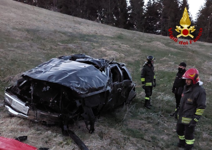 Perde il controllo del pick up e precipita in una scarpata: morto 23enne di Borso del Grappa