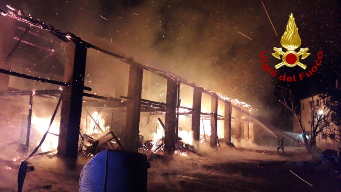 Valdobbiadene, video e foto dell’incendio che ha distrutto un deposito legna e attrezzi agricoli