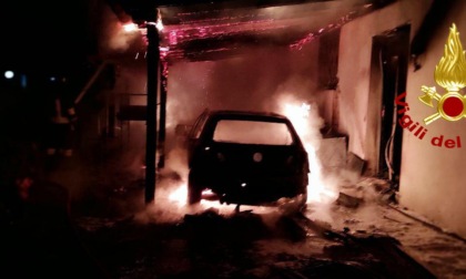 Mogliano Veneto, in fiamme una tettoia: danni a una pizzeria e un appartamento