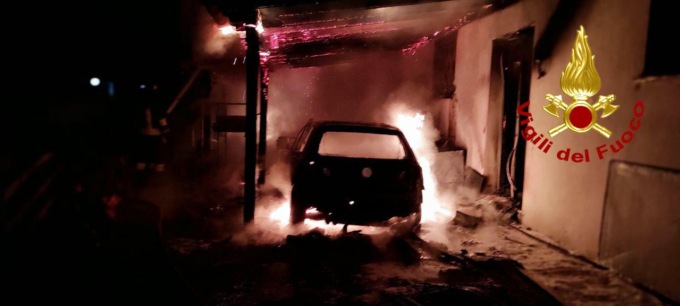 Mogliano Veneto, in fiamme una tettoia: danni a una pizzeria e un appartamento