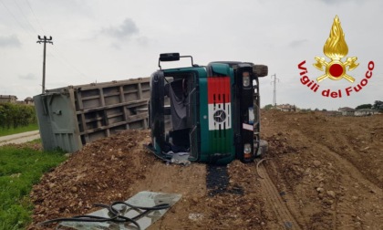 Nervesa della Battaglia, le foto del camion che si è ribaltato: autista ferito