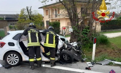 Perde il controllo dell'auto che si schianta contro un albero: morta una 23enne