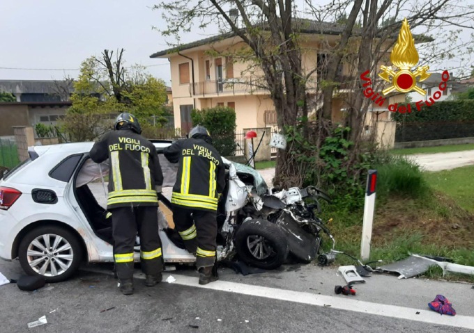 Perde il controllo dell’auto che si schianta contro un albero: morta una 23enne