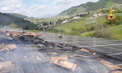 Valdobbiadene, brucia l'impianto fotovoltaico sul tetto della Canevel: Vigili del fuoco al lavoro