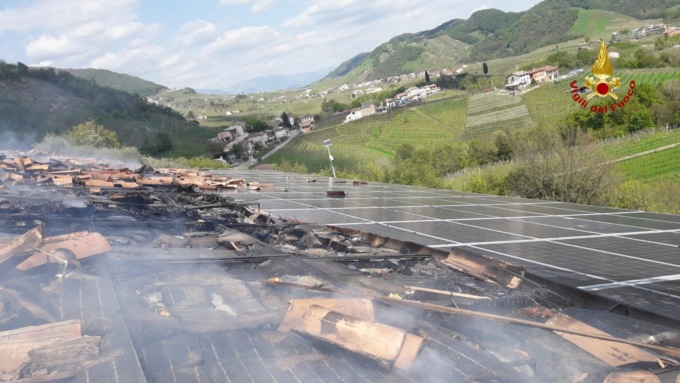 Valdobbiadene, brucia l’impianto fotovoltaico sul tetto della Canevel: Vigili del fuoco al lavoro