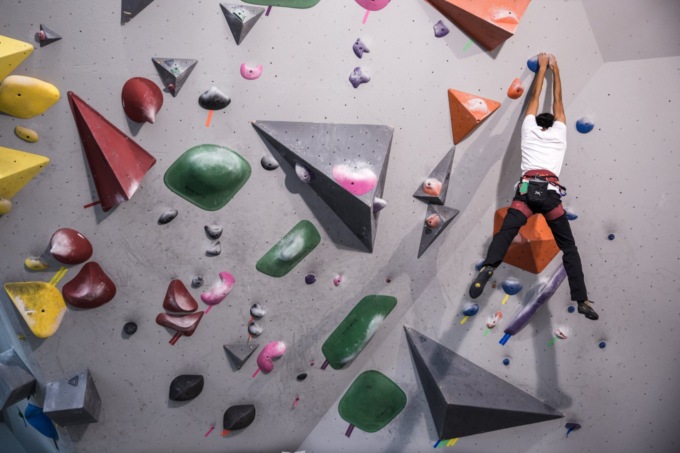Cade dalla parete di roccia nella palestra: 29enne gravissimo
