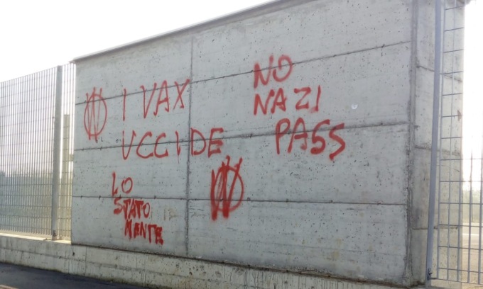 Raid No vax sulle vetrine dei negozi del centro di Treviso