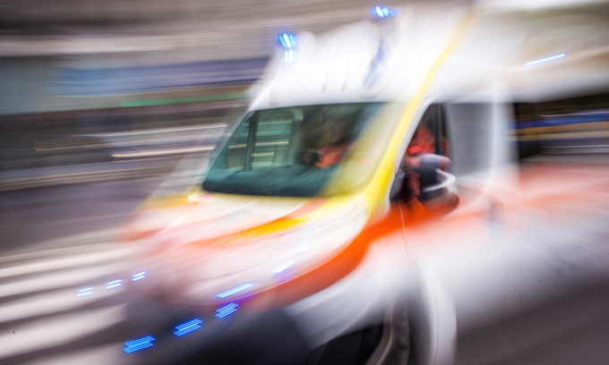 Incidente tra auto e moto sulla Pontebbana, i mezzi prendono fuoco: grave un 37enne